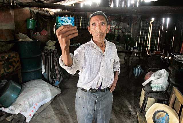 Santos Estrada, de 73 años y quien padece sordera, es uno de los nuevos beneficiarios de transferencia monetaria para alimentos. (Foto Prensa Libre: Esbin García)