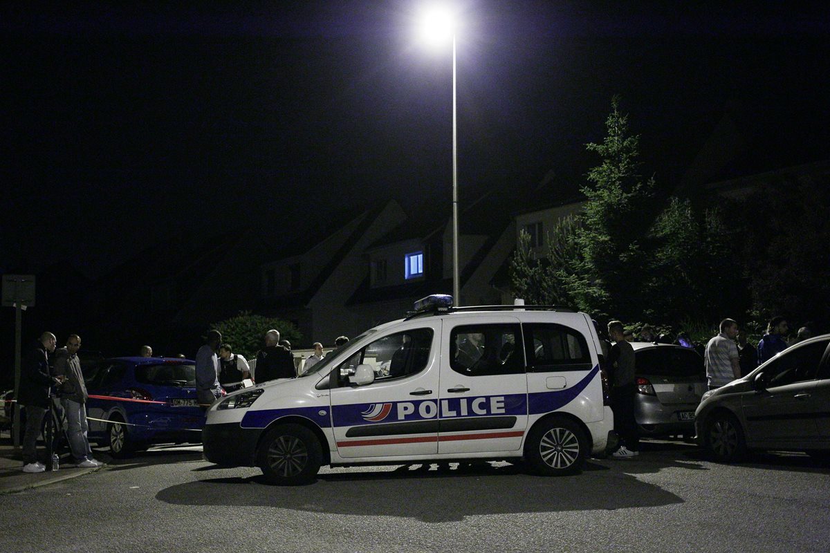 La Policía rodea el lugar donde el hombre se atrincheró luego de matar a un agente en las afueras de París. (Foto Prensa Libre: AFP).