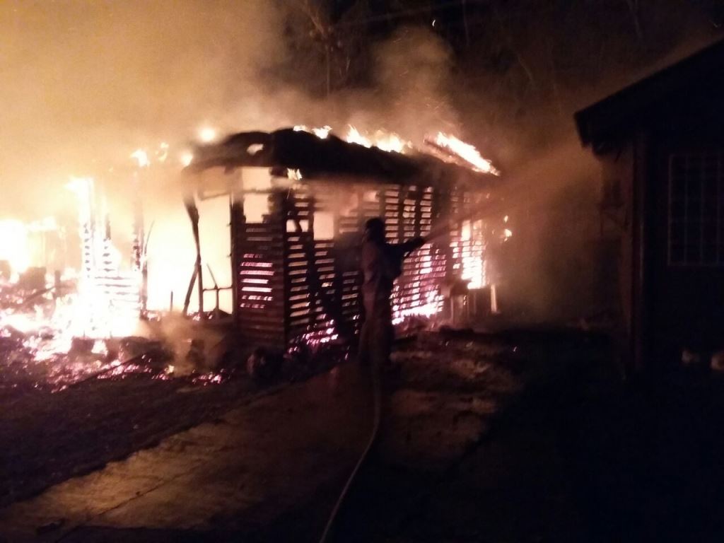 Socorrista controla incendio en San Benito, Petén. (Foto Prensa Libre: Rigoberto Escobar).