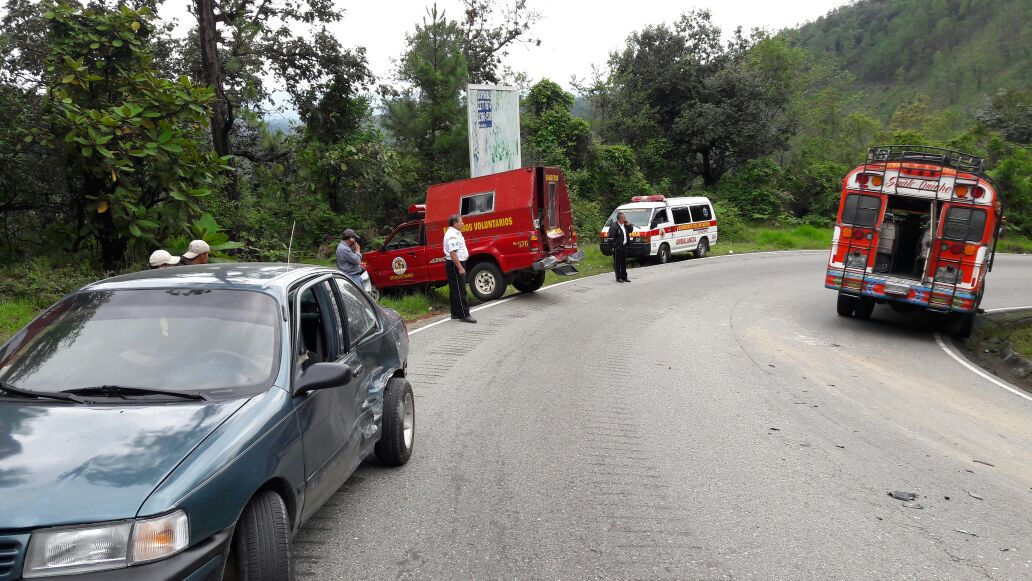 La excesiva velocidad del autobús provocó la colisión con la ambulancia. (Foto Prensa Libre: Óscar Figueroa)