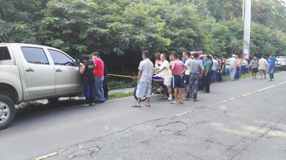 El cadáver de Wílder Orozco fue localizado entre unos matorrales a la orilla de la carretera que conduce a La Democracia, Escuintla. (Foto Prensa Libre: Carlos Paredes)