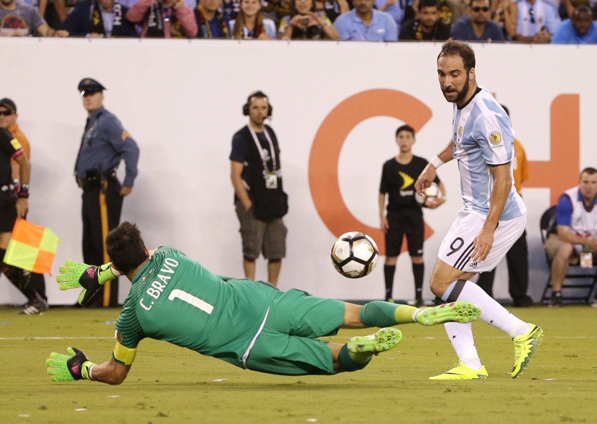 Gonzalo Higuaín falla una ocasión de anotar frente a Claudio Bravo. (Foto Prensa Libre: AFP).