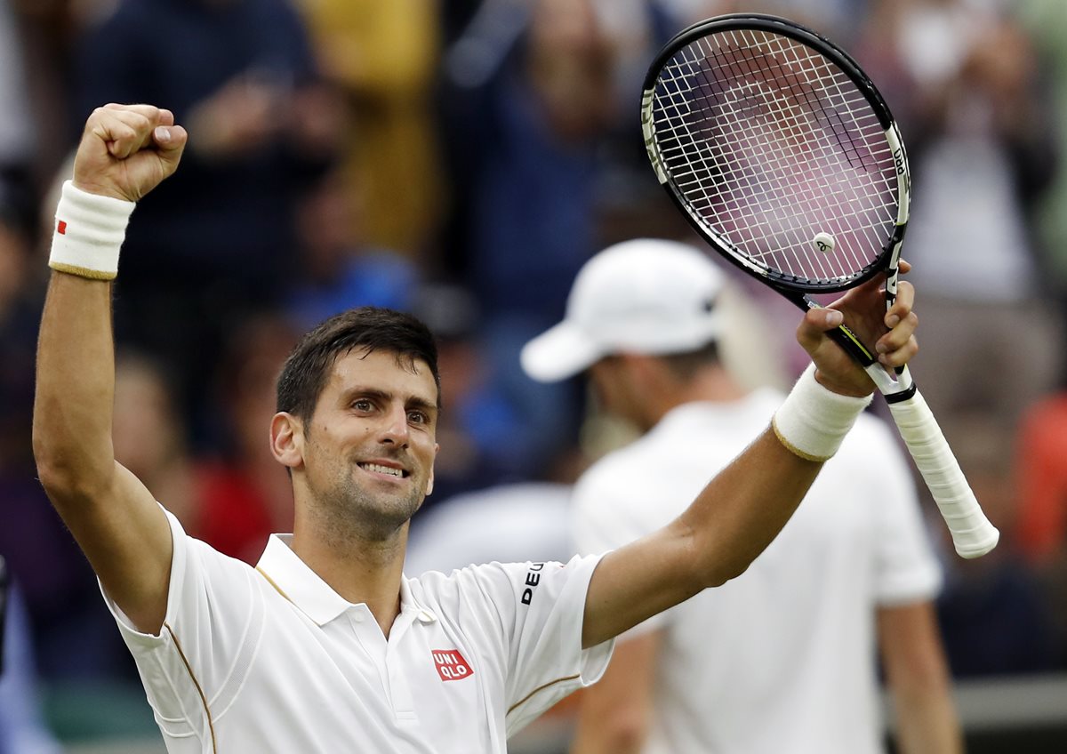 Novak Djokovic continúa en su carrera por alcanzar el título por Wimbledon. (Foto Prensa Libre: AFP)