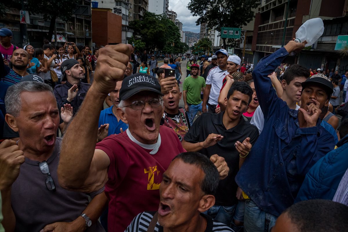Los antichavistas también han organizado varias marchas. (Foto Prensa Libre: EFE)