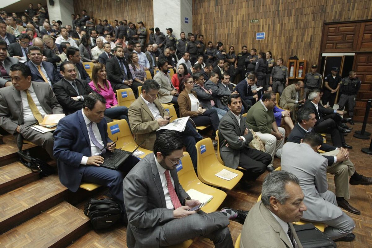 Los 57 señalados por el MP por el caso Cooptación del Estado, en la audiencia de primera declaración. (foto Prensa Libre: Edwin Bercián)