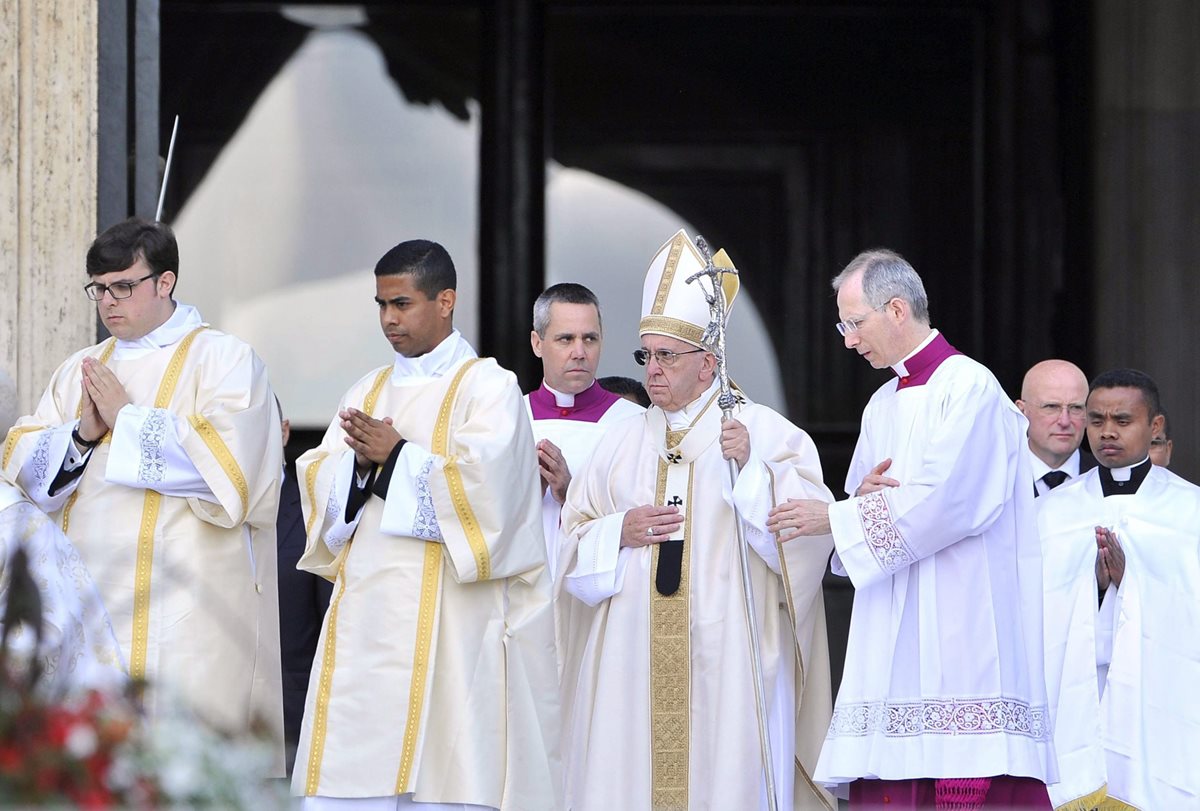 El papa Francisco -centro- refuerza su lucha contra los abusos. (Foto Prensa Libre: EFE)