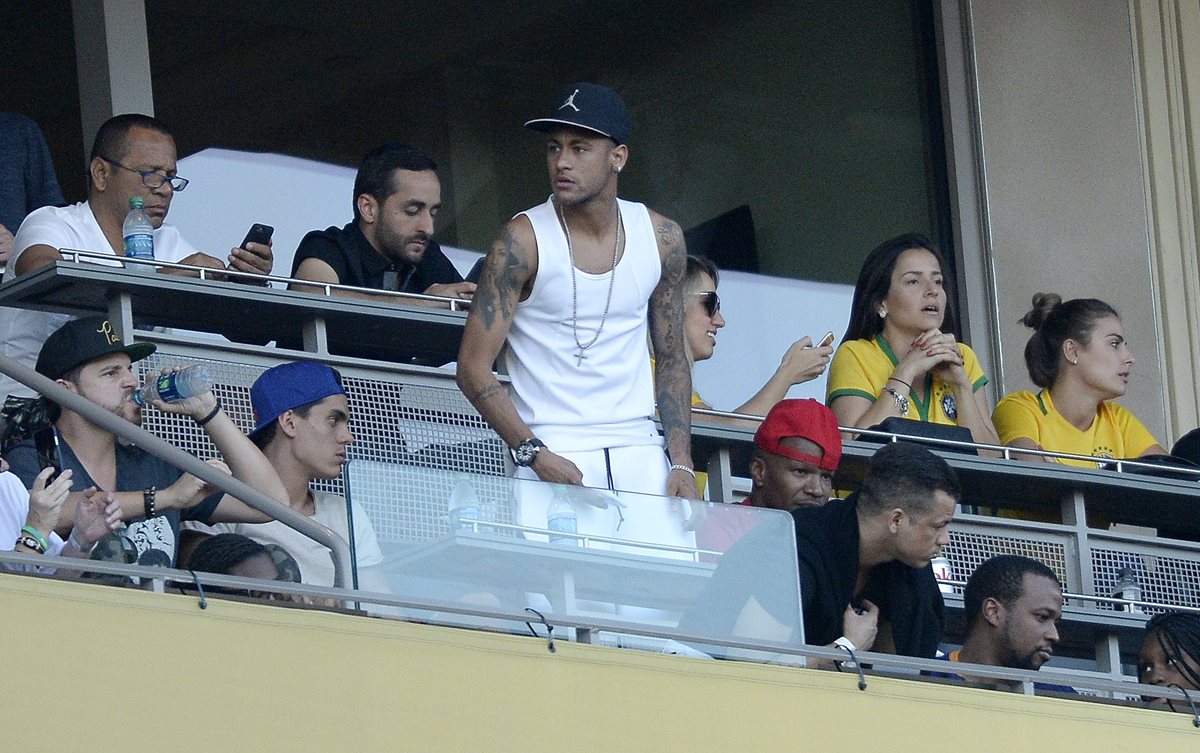 Neymar fue elegido en el draft simbólico que realizan todos los años los Globetrotters. (Foto Prensa Libre: AFP)