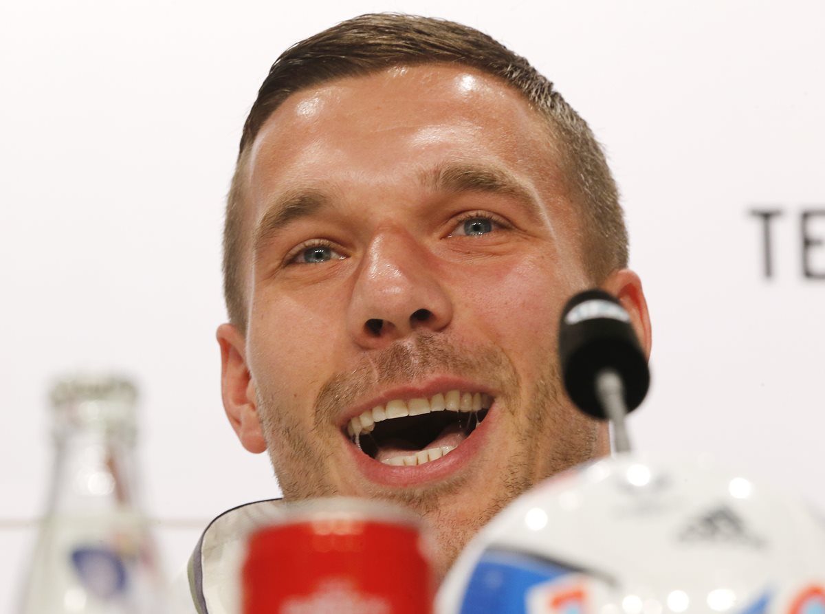 Podolski toma con humor el tema de su entrenador. (Foto Prensa Libre: AP)
