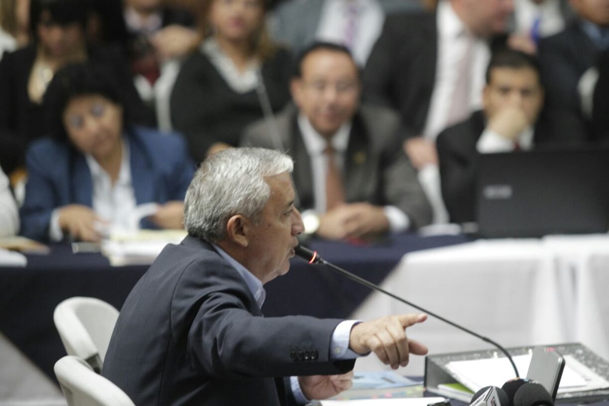 Otto Pérez Molina declara y alega inocencia ante las sindicaciones del MP, en la Sala de Vistas de la CSJ. (Foto Prensa Libre: Edwin Bercián)