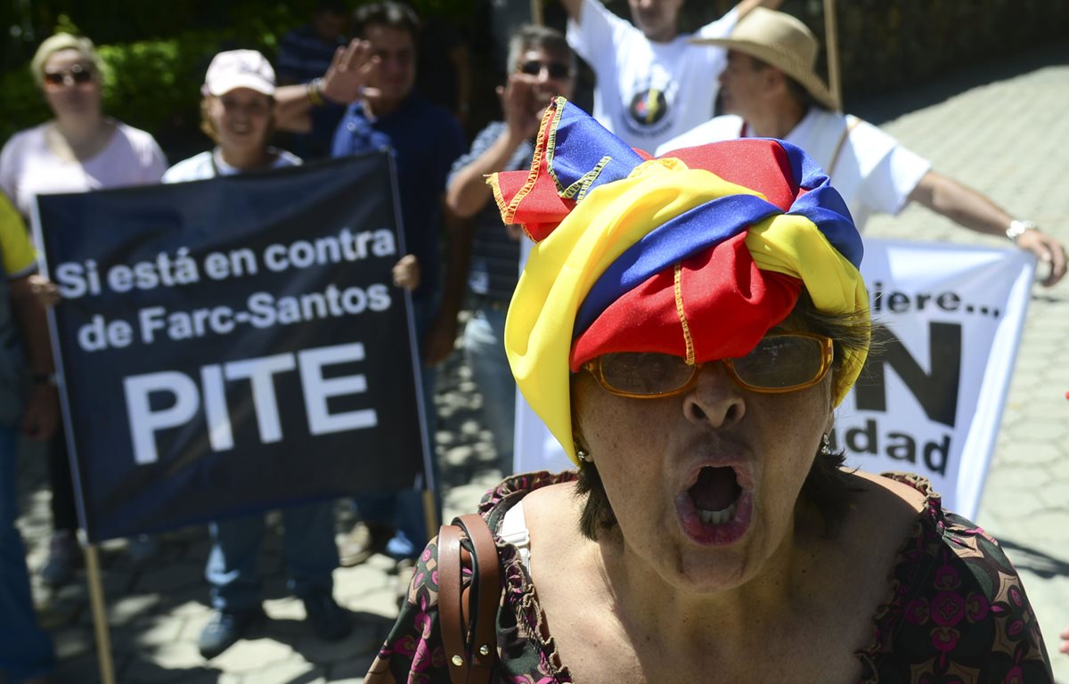 Colombianos que se oponen a la firma de la paz entre el Gobierno y las Farc gritan consignas en Antioquia. (Foto Prensa Libre: AFP).
