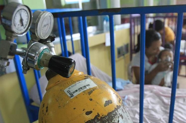 Según Salud,  el suministro de oxígeno en los hospitales del país está garantizado. (Foto Prensa Libre: Hemeroteca PL)
