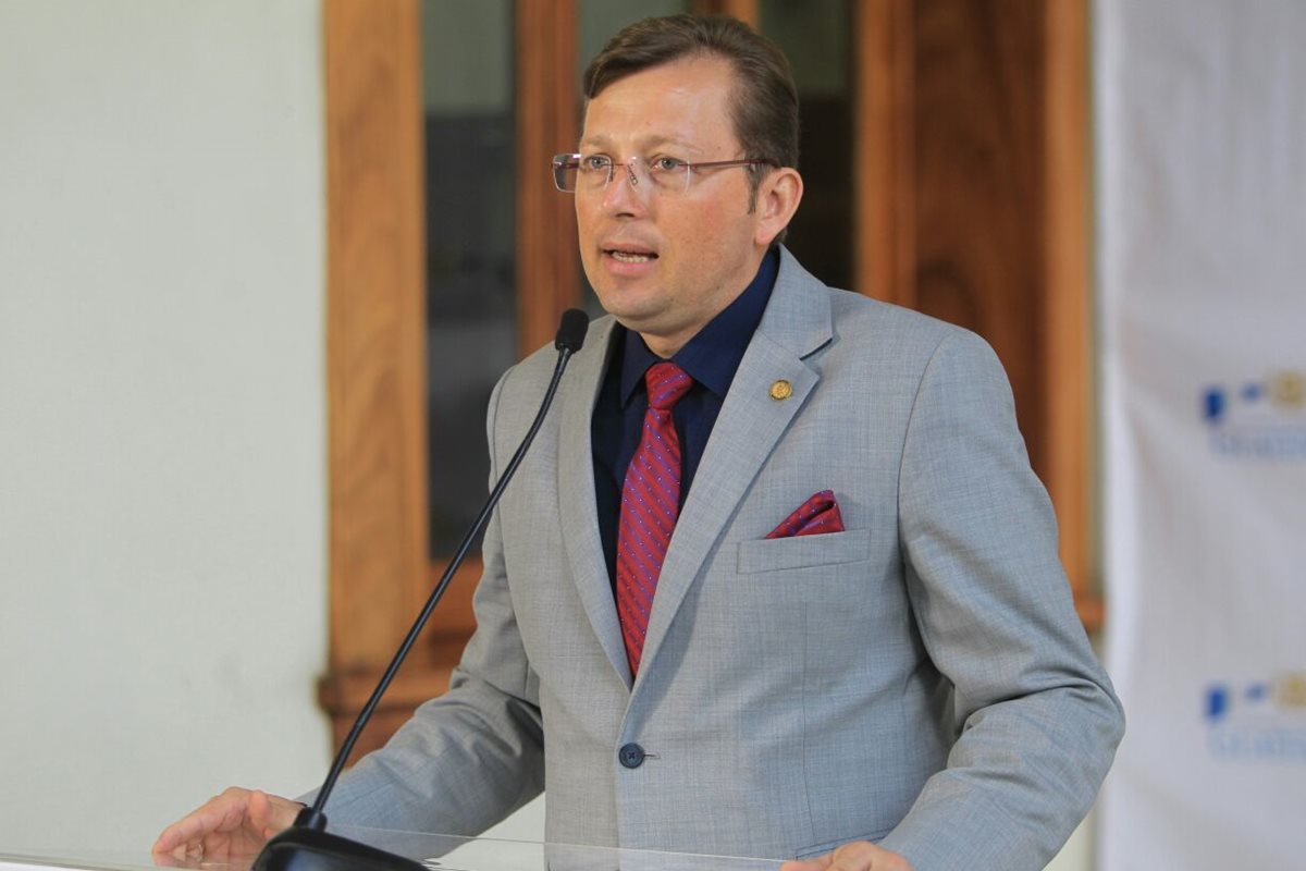 Vocero presidencial Heinz  Heimann dice que no se puede coartar libertad de expresión del Ejército y por eso desfile regresa a las calles. (Foto Prensa Libre: Esbin García)