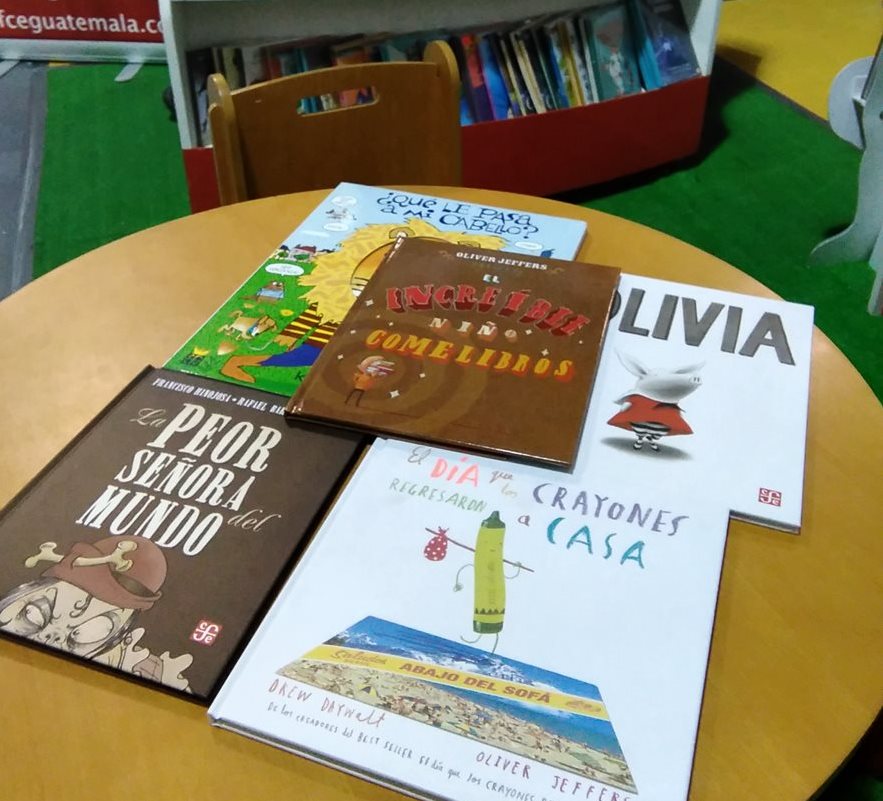 Los niños tienen distintas opciones de lectura en Filgua. (Foto Prensa Libre: Ángel Elías)
