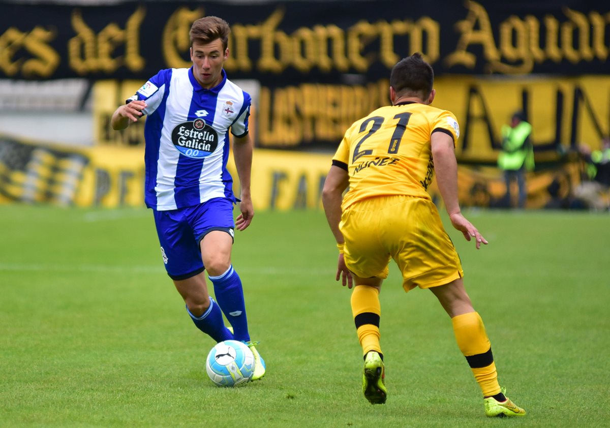 Andrés Rodales, de Peñarol, trata de quitarle el balón a Saúl García del equipo español. (Foto Prensa Libre: EFE)