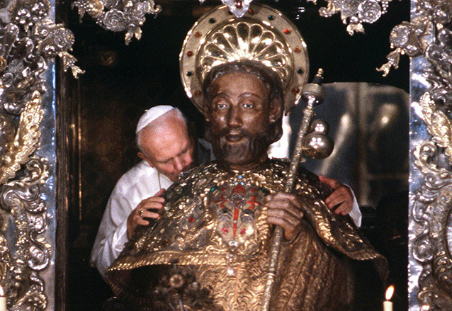 El papa Juan Pablo II abraza la imagen de Santiago en la Basílica de Santiago de Compostela, España. (Foto: Hemeroteca PL)