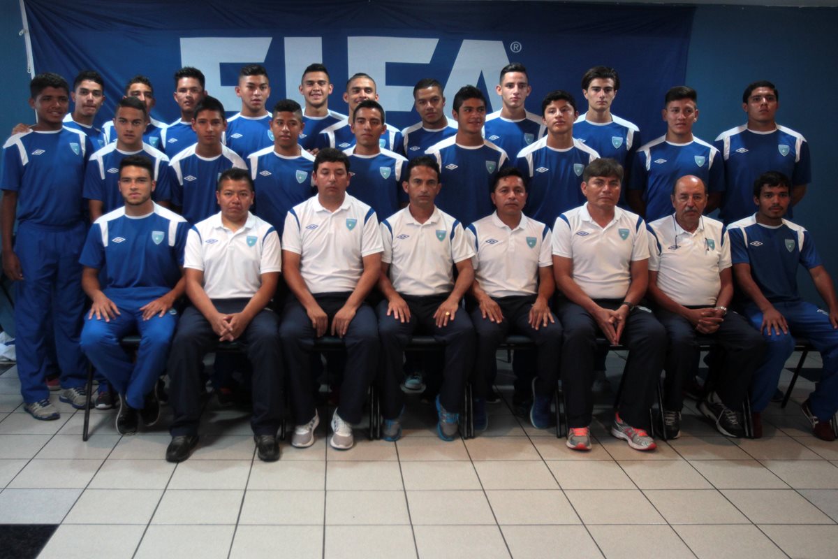 Los jugadores y cuerpo técnico de la Selección Sub 20 en la foto oficial previo al torneo de la Uncaf. (Foto Prensa Libre: Norvin Mendoza)