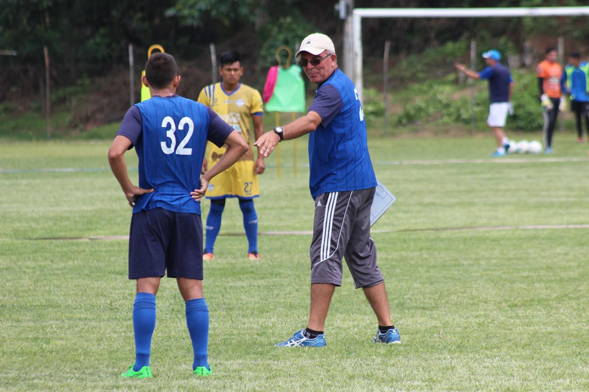El técnico Ariel Sena dirige ahora al equipo de Cobán. En el torneo anterior, Sena era el conductor de Guastatoya. (Foto Prensa Libre: Eduardo Sam)