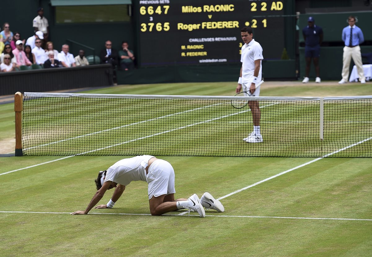 Roger Federer cayó en semifinales ante el canadiense Milos Raonic en el torneo de Wimbledon. (Foto Prensa Libre: EFE)