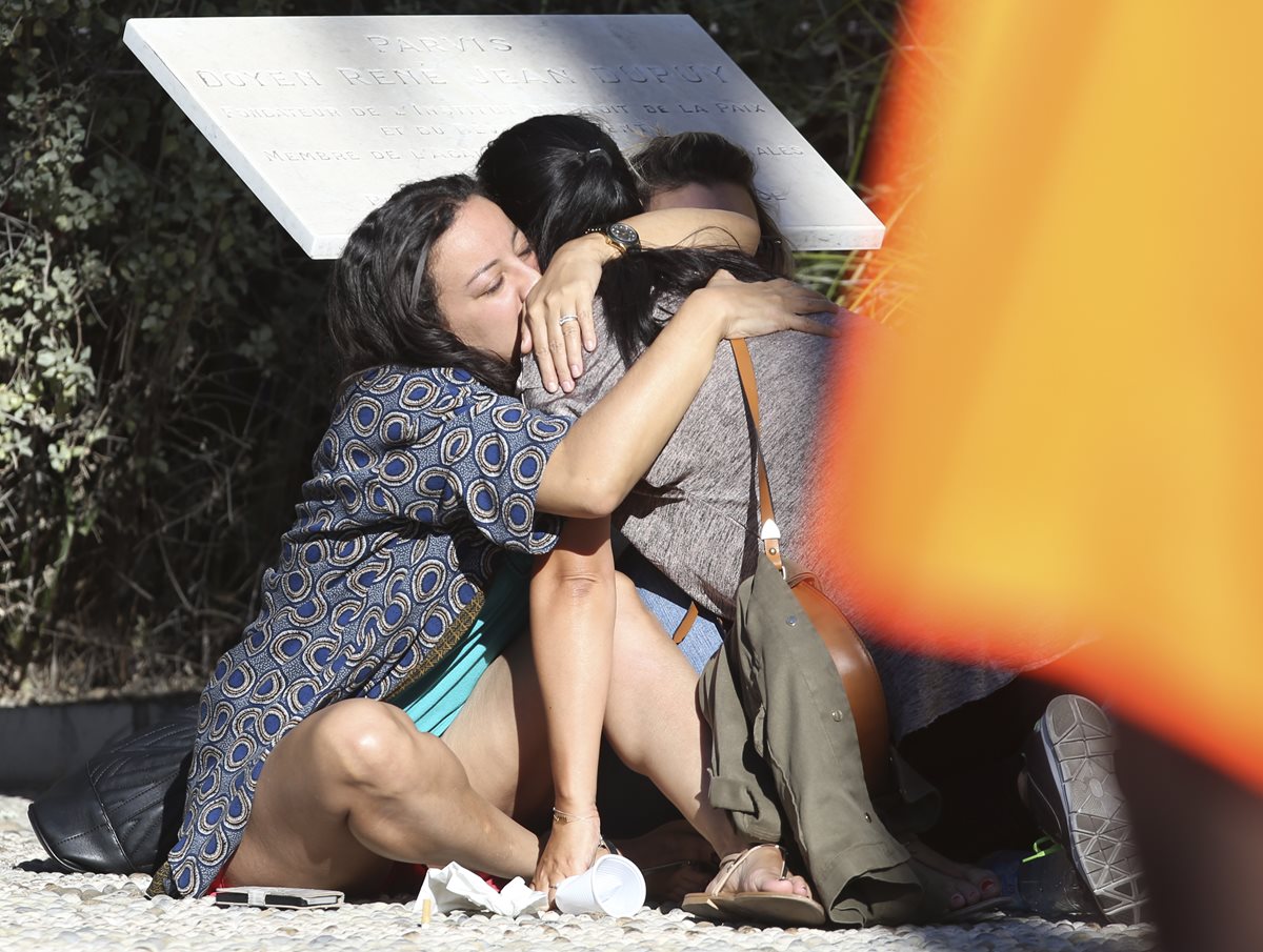 Familiares de víctimas que resultaron heridas se abrazan un día después del mortal ataque en Niza. (Foto Prensa Libre: AP).