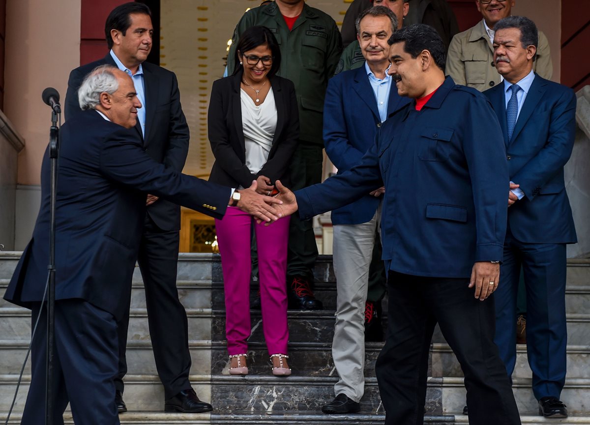 El presidente Nicolás Maduro saluda al secretario de Unasur Ernesto Samper, al término de la reunión sostenida en Caracas. (Foto Prensa Libre: AFP).