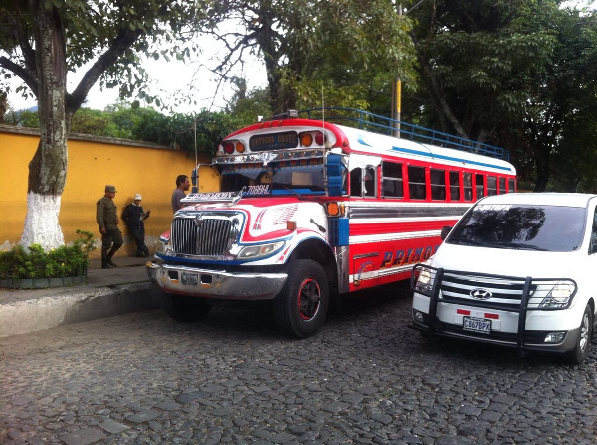 Efectivos del Ejército brindan seguridad en uno de los autobuses en Antigua Guatemala. (Foto Prensa Libre: Miguel López)