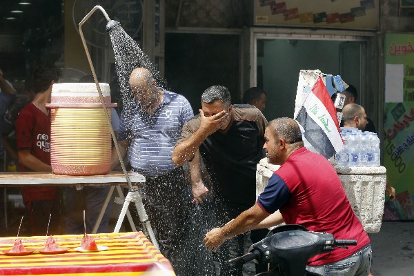 Los iraquíes están padeciendo el día más caluroso en lo que va de este año.(Foto Prensa Libre: AP).
