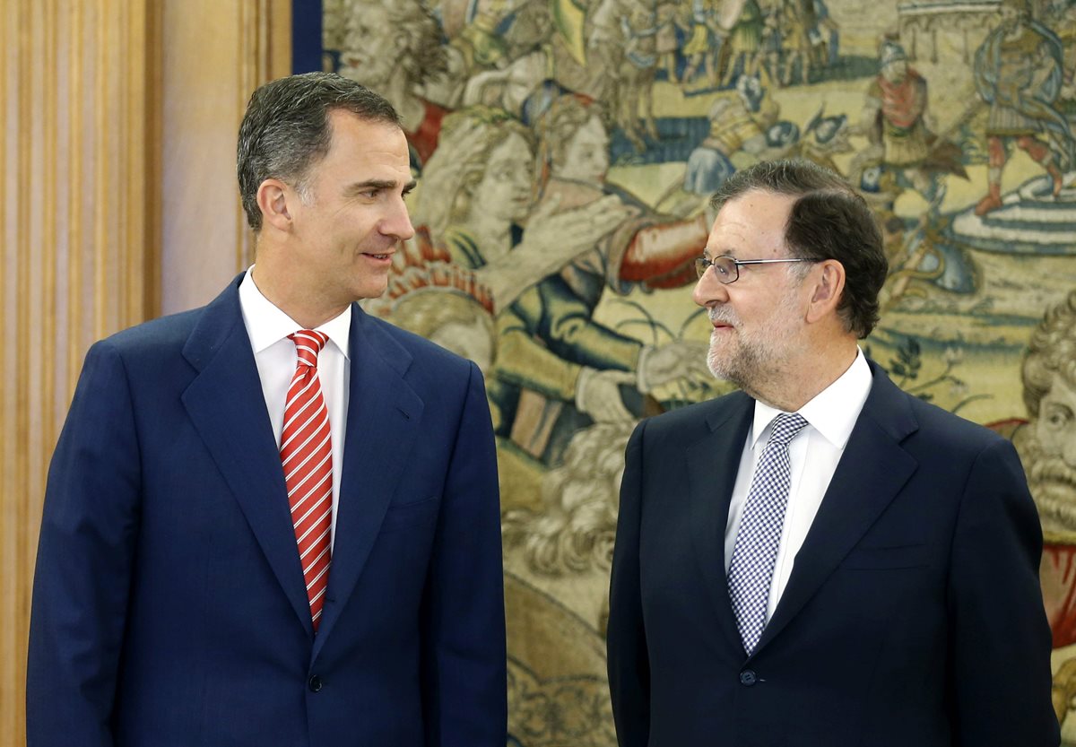 El Felipe VI de España (i), conversa con el presidente en funciones Mariano Rajoy (d), después de la reunión que sostuvieron este jueves. (Foto Prensa Libre: AFP).