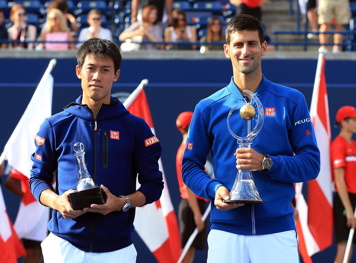 Kei Nishikori y Novak Djokovic posan con el trofeo del segundo y primer lugar respectivamente del Master 1000 de Toronto. (Foto Prensa Libre: EFE)