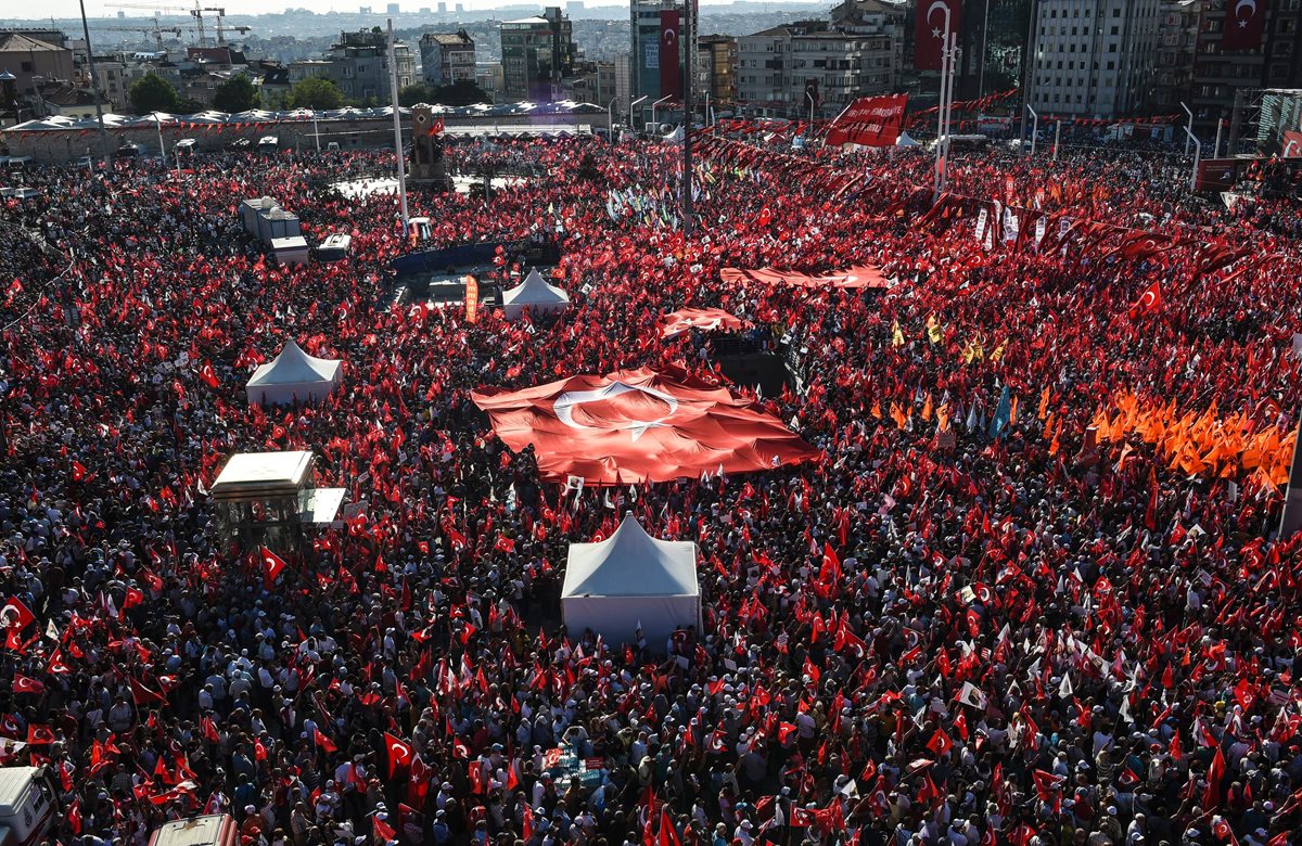 Miles de turcos protestan contra golpes de estado y autoritarismo. (Foto Prensa Libre: AFP)