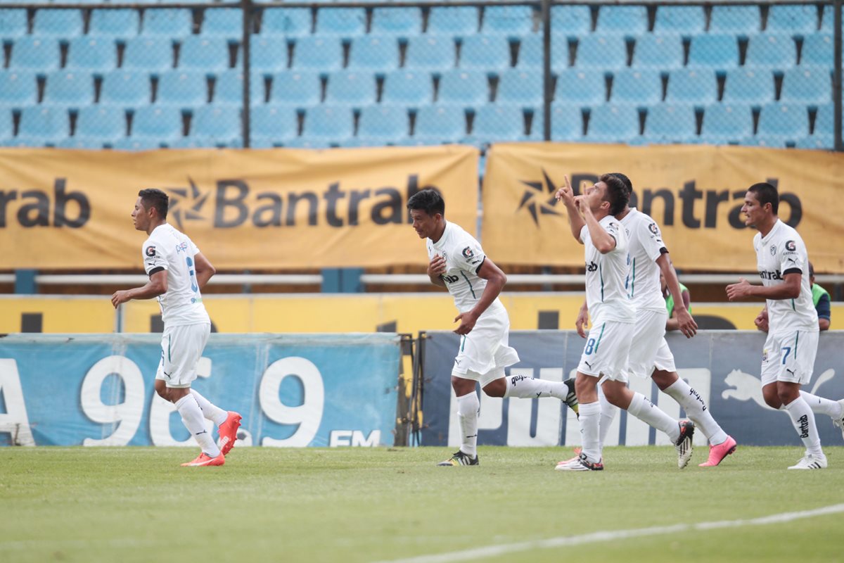 Los albos festejan el gol de Carlos Castrillo el primero del juego. (Foto Prensa Libre: Norvin Mendoza)