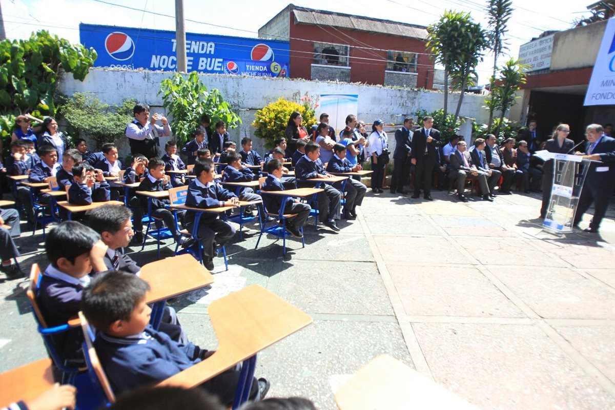 Niños de la escuela república de Ecuador, escuchan la fábula del presidente bajo el sol. (Foto Prensa Libre: Esbin García)