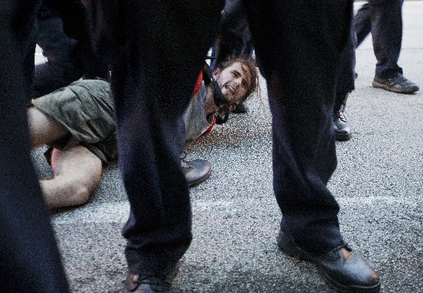 Un manifestante es detenido durante una marcha en Atlanta.(Foto Prensa Libre:AP).