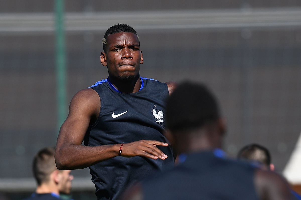 EL francés Paul Pogba durante el entrenamiento de la selección de Francia que enfrentará a Alemania en la semifinal de la Eurocopa. (Foto Prensa Libre: AFP)