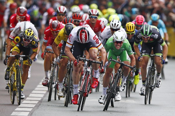 Los cierres de las etapas del Tour de Francia han sido complicadas en el esprín. (Foto Prensa Libre: AP)
