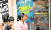 Guatemaltecos que reciben el bono 14 aumentan su poder adquisitivo. (Foto Prensa Libre: Hemeroteca PL)