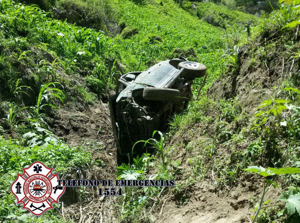 Bomberos rescatan a conductor de picop que cae a barranco en Palencia. (Foto Prensa Libre: CBMD).