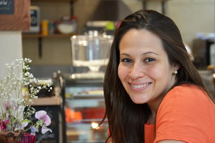 Karla Santizo explica que El Cafecito utiliza granos de diferentes regiones del país para sus bebidas. (Foto Prensa Libre: Cortesía)