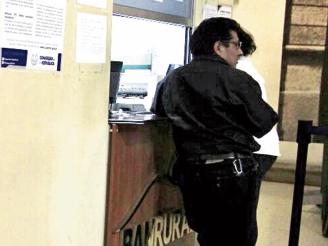 Bancos no operarán el lunes.(Foto Prensa Libre: E. Bercián)
