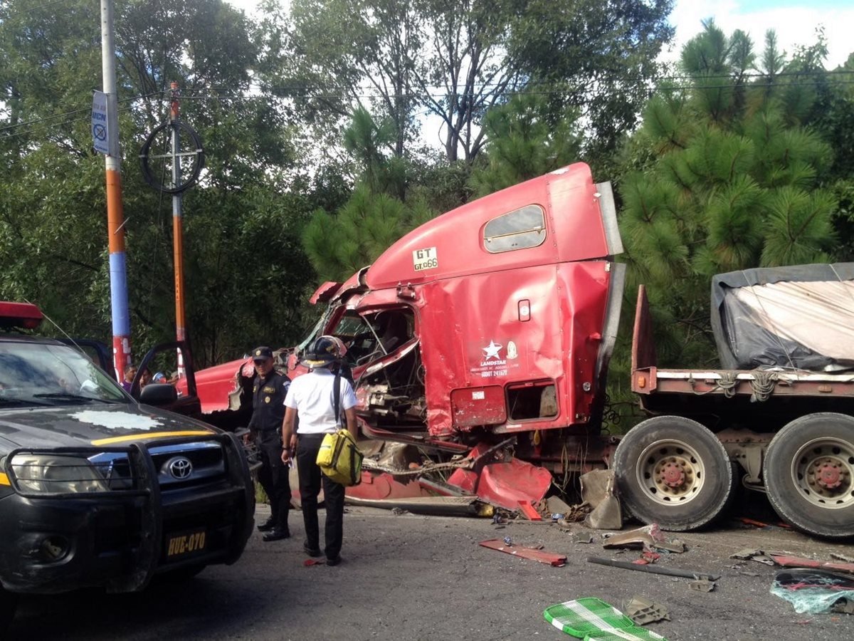 Accidente de tránsito entre un camión y un tráiler ocurrido en Malacatancito, Petén. (Foto Prensa Libre: Mike Castillo)