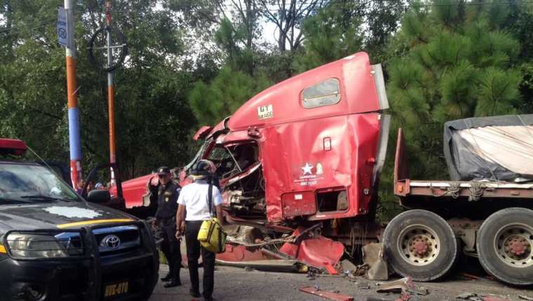 Accidente de tránsito entre un camión y un tráiler ocurrido en Malacatancito, Petén. (Foto Prensa Libre: Mike Castillo)