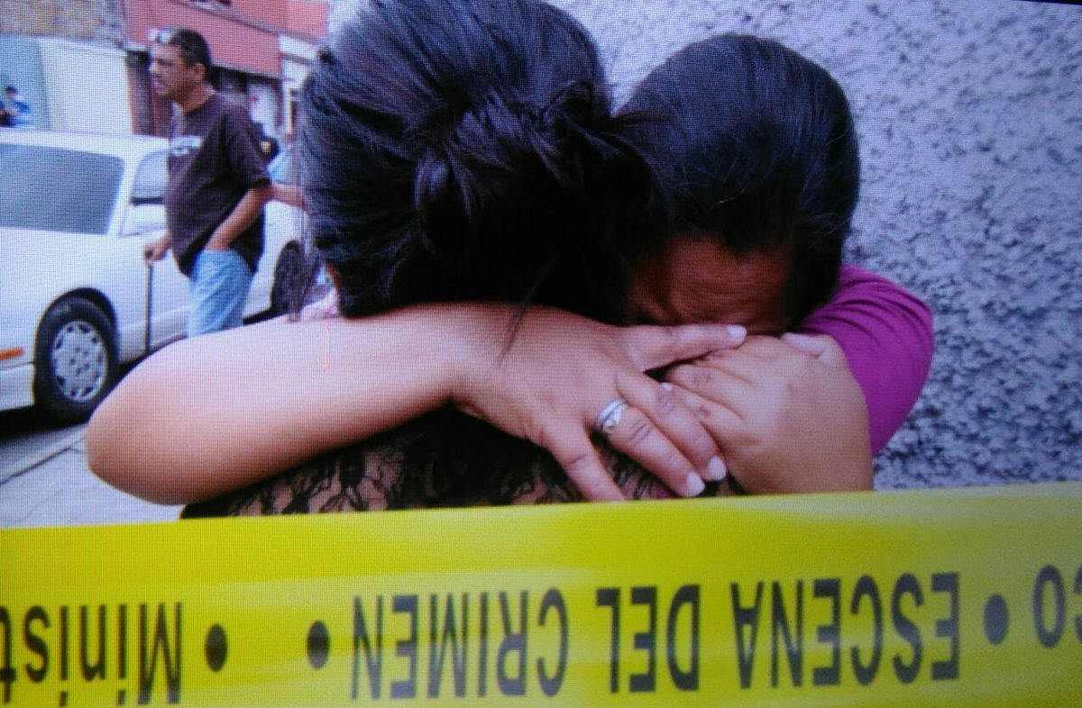Blanca Díaz, esposa del lavador de carros muerto por una bala perdida, llora al enterarse de la tragedia. (Foto Prensa Libre: Érick Ávila)