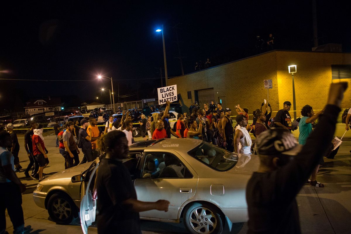 Manifestantes retienen un vehículo en Milwaukee, EE. UU. (Foto Prensa Libre: AFP)