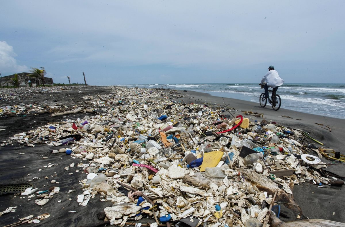 Unos 45 kilómetros de la playa de Omoa, en Puerto Cortés, Honduras, son contaminados con el río Motagua, proveniente de Guatemala. (Foto Prensa Libre: cortesía de La Prensa de Honduras)