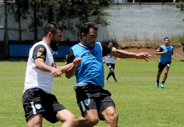 Carlos Ruiz (d) y Hamilton López en el entreno con el que la Bicolor concluyó su undécimo morfociclo de trabajo en el Proyecto Goal (Foto Prensa Libre: Edwin Fajardo)