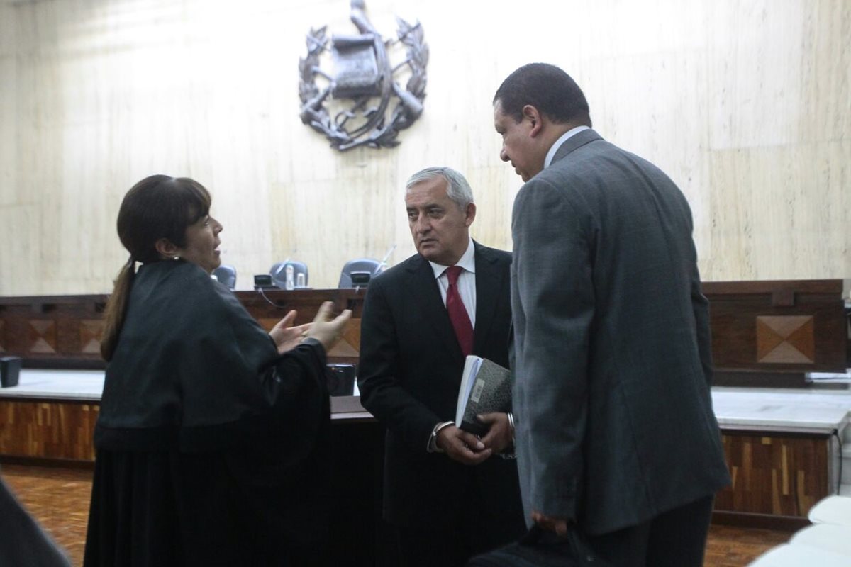 Otto Pérez conversa con su equipo legal previo a la Vista Pública donde intenta recuperar sus bienes embargados. (Foto Prensa Libre: Álvaro Interiano)