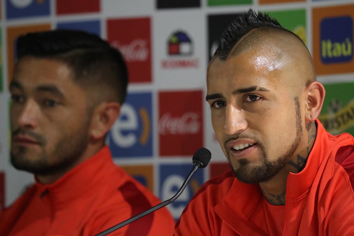 Vidal es uno de los jugadores más apegados a Caludio Bravo en la Selección chilena. (Foto Prensa Libre: EFE)