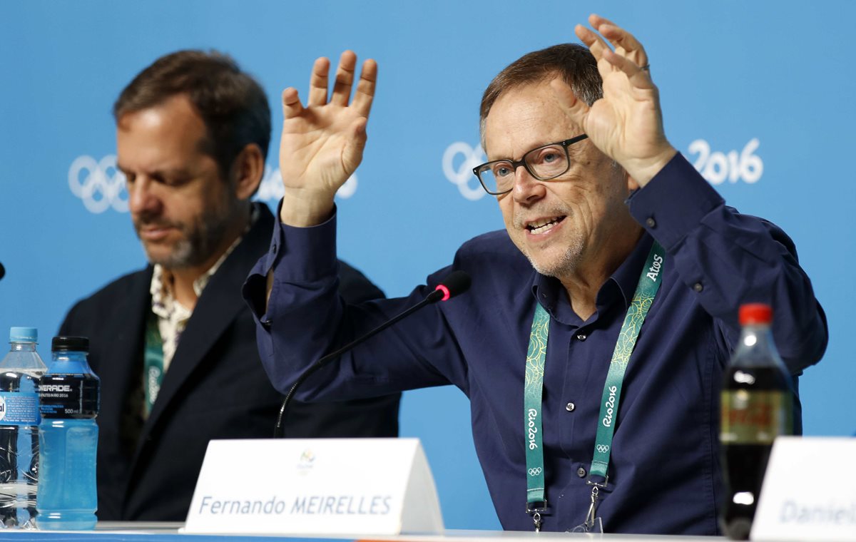 El cineasta brasileño y director artístico de la ceremonia inaugural de los Juegos Olímpicos Río de Janeiro 2016, Fernando Meirelles (d), brinda detalles de la inauguración. (Foto Prensa Libre: EFE).