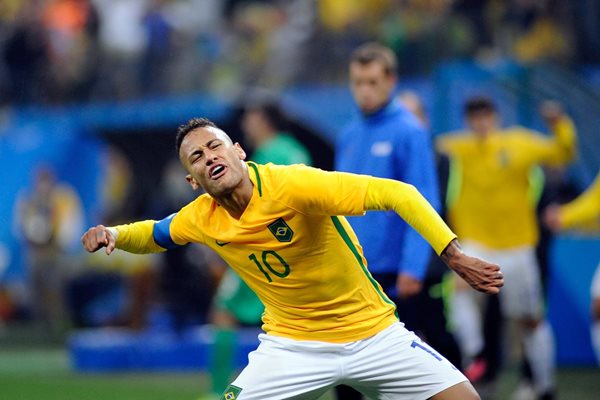 El brasileño Neymar fue pieza clave para su Selección en el duelo de cuartos de final contra Colombia (Foto Prensa Libre: EFE)