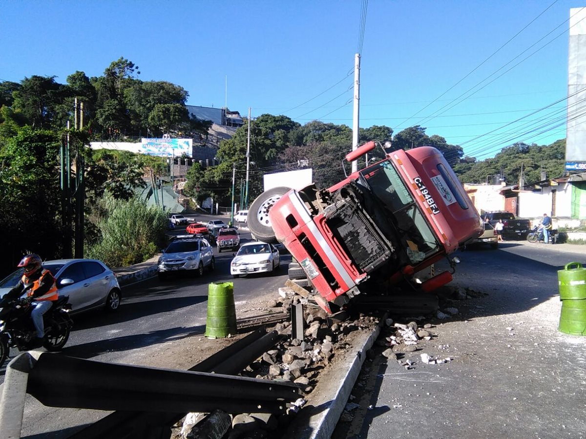 El tráiler se cruzó al carril contrario y quedó volcado sobre la cinta asfáltica, en la Ruta Interamericana. (Foto Prensa Libre: Estuardo Paredes)
