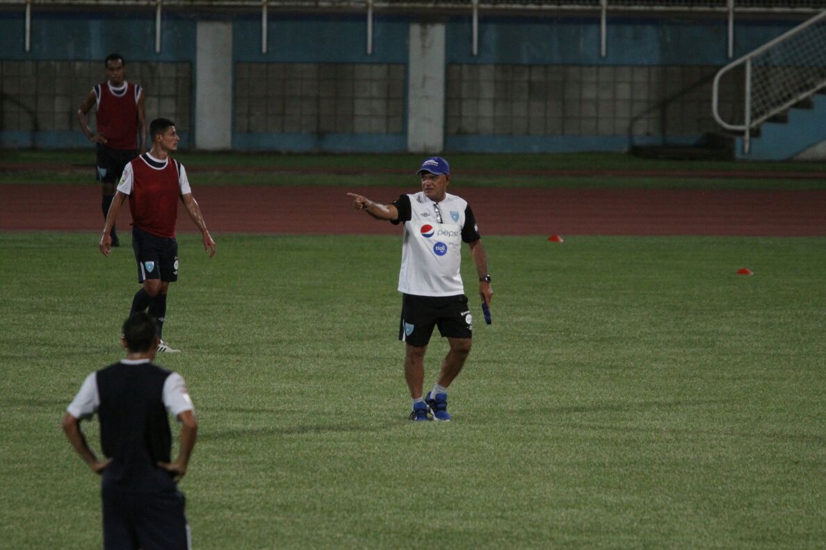 Wálter Claverí dirige el entrenamiento de la Selección Nacional, de este martes. (Foto Prensa Libre: Cortesía ACD)